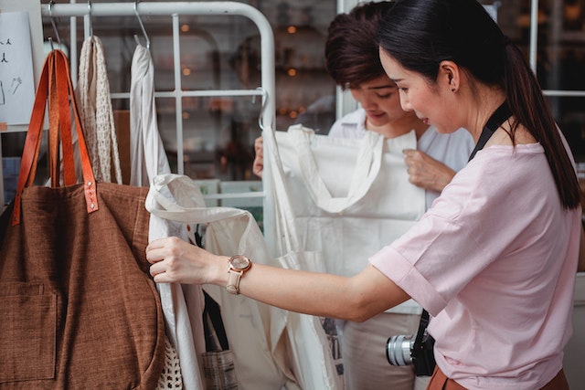 Photo by Sam Lion: https://www.pexels.com/photo/trendy-young-asian-women-choosing-cotton-bags-in-fashion-boutique-5710151/, credibility