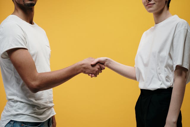 Shaking hands in new partnership for inventory management